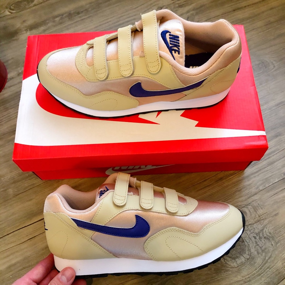 NEW - Nike women’s outburst V.